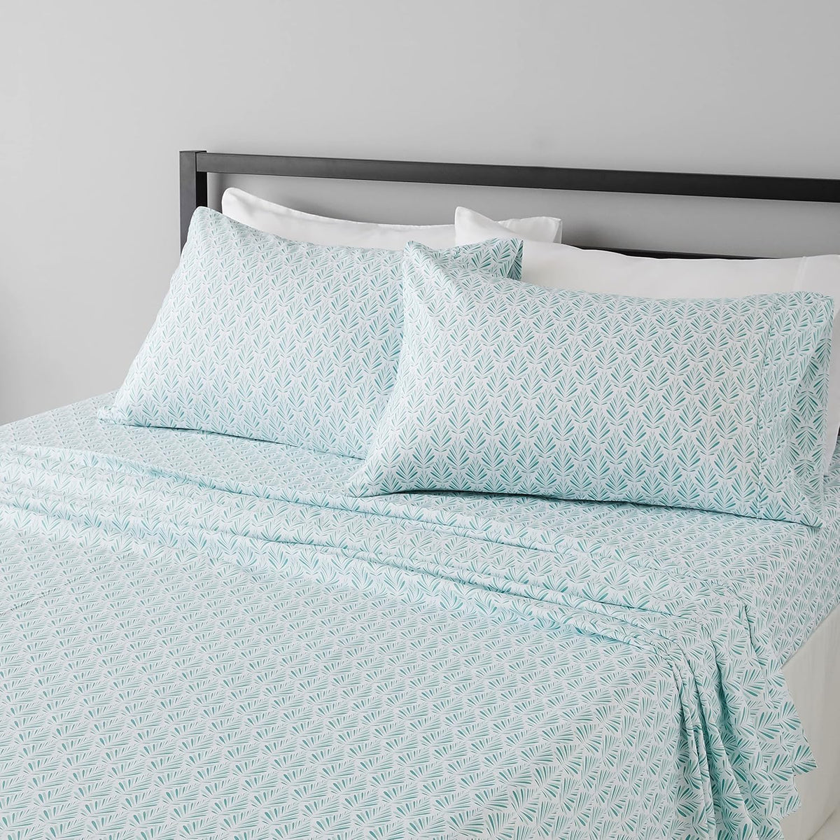 Amazon Basics Lightweight Super Soft Breathable Wrinkle-Resistant Microfiber 4-Piece Bed Sheet Set with 14-Inch Deep Pockets, Queen, Bright White, Solid